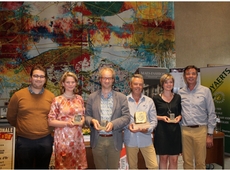Foto: (vlnr) Umberto Righetti, districtsschepen Arianne Van Dooren, districtsvoorzitter Tjerk Sekeris, organisator Marc Claus (met trofee), districtsschepen Elke Brydenbach, organisator Dirk Onghena.