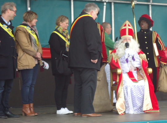 Het schepencollege groet Sinterklaas