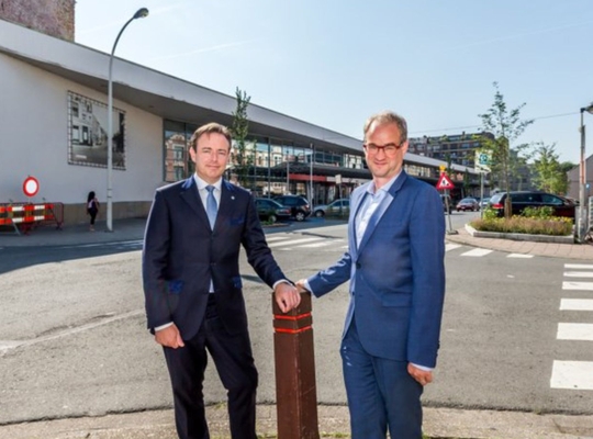 Burgemeester Bart De Wever en Tjerk Sekeris, districtsvoorzitter van Deurne.