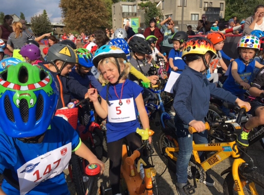 Kinderen palmen het Arenaplein in 'Deurne Koerst!' Kinderen palmen het Arenaplein in 'Deurne Koerst!'