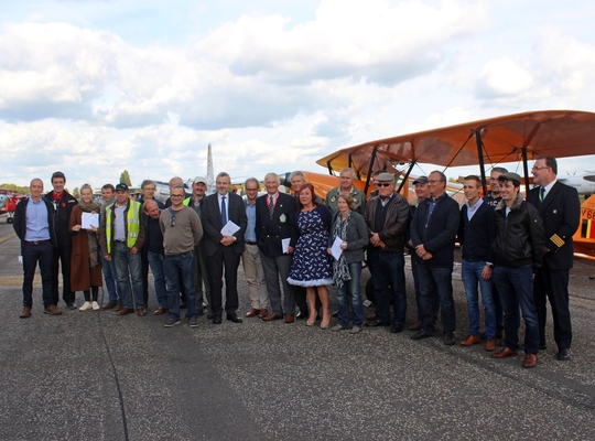 Op de foto Danny Cabooter (Stampe & Vertongen), Wim Verbist (luchthavencommendant) en Tjerk Sekeris (distrcitsvoorzitter) met de eigenaars van alle Belgische SV4