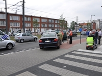 De versmalde straat maakt afdraaien moeilijk als er auto's reglementair staan.