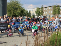 Kinderen palmen het Arenaplein in 'Deurne Koerst!'