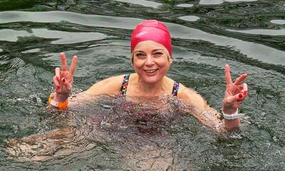 Elke brydenbach in ijskoud water