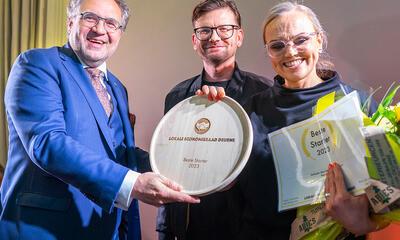 koen kennis overhandigt oorkonde aan foodmaker